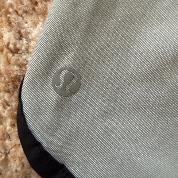 Lululemon Shorts 4-Way Stretch gray/green Shorts Sz 4 - Picture 4 of 5
